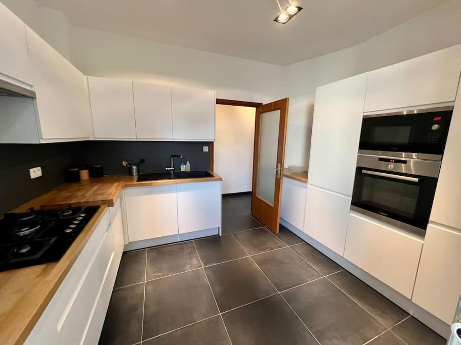 Bellevue - Grand Appartement Pour 5 Sur Les Quais De La Meuse เลียจ ภายนอก รูปภาพ