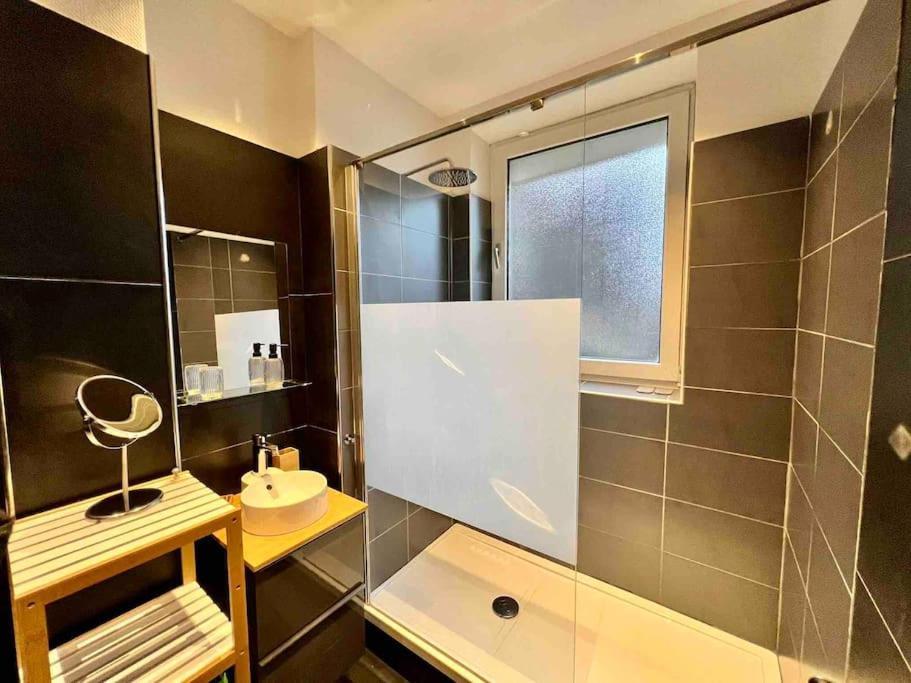 Bellevue - Grand Appartement Pour 5 Sur Les Quais De La Meuse เลียจ ภายนอก รูปภาพ