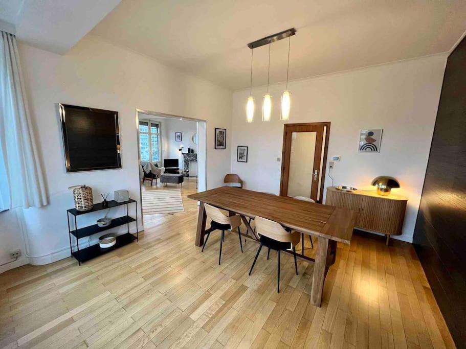 Bellevue - Grand Appartement Pour 5 Sur Les Quais De La Meuse เลียจ ภายนอก รูปภาพ